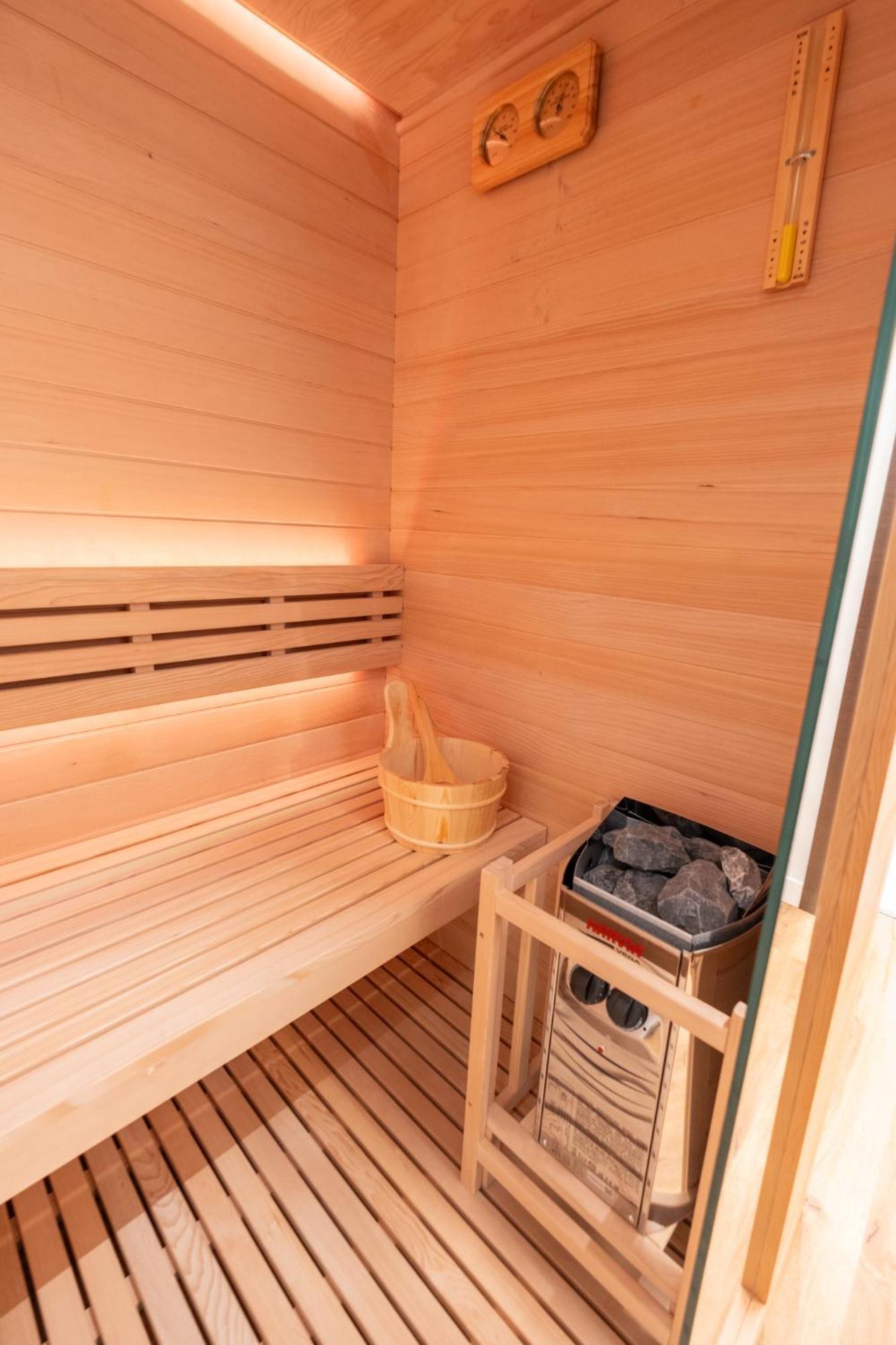 Jacuzzi & Sauna Skyview Apartment Cluj-Napoca