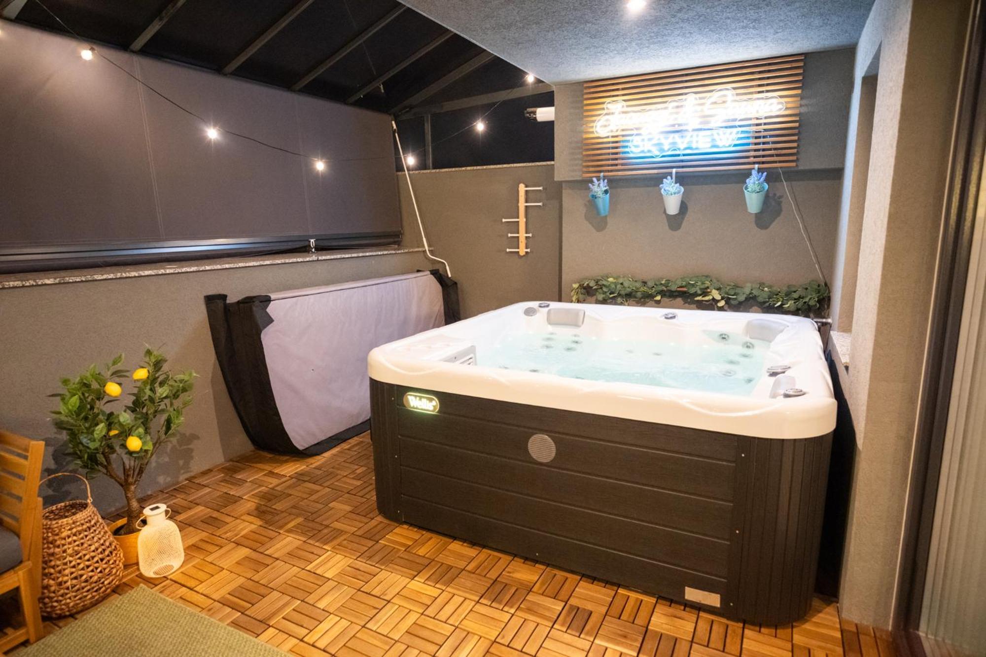 Jacuzzi & Sauna Skyview Apartment *
